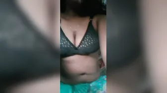 Village Bhabhi Posing Naked At Home Her Leaked Private Clips