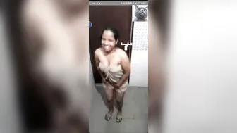 My GF Bathing Naked On Video Call Showing Everything
