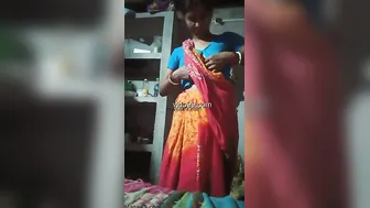 Desi Wife Lifting Saree Showing Naked Body Ready To Get Fucked