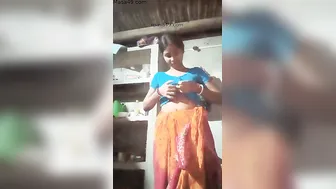 Desi Wife Lifting Saree Showing Naked Body Ready To Get Fucked