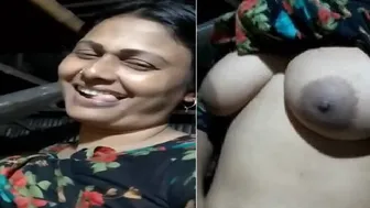 Naughty Bhabhi Exposing Her Big Boobs In Viral Home Video