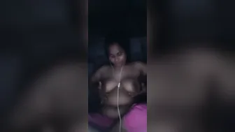 Bubbly Married Woman Flaunting Soft Curves On Private Video