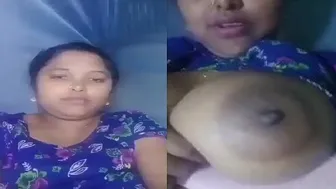 Married Bhabhi Showing Her Huge Boobs Taking Sexy Photos Nude