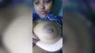 Married Bhabhi Showing Her Huge Boobs Taking Sexy Photos Nude