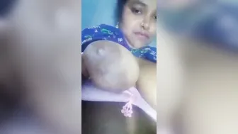 Married Bhabhi Showing Her Huge Boobs Taking Sexy Photos Nude