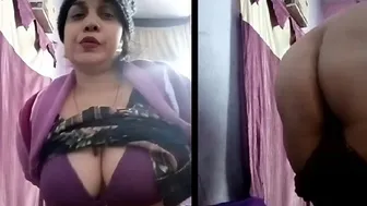 Mature Aunty Peeling Off Her Saree Revealing Huge Ass And Curves