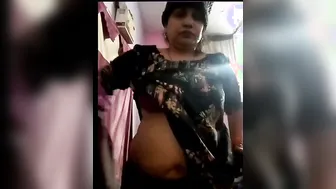 Mature Aunty Peeling Off Her Saree Revealing Huge Ass And Curves