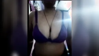 Mature Aunty Peeling Off Her Saree Revealing Huge Ass And Curves