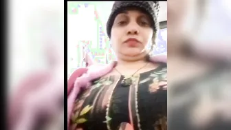 Mature Aunty Peeling Off Her Saree Revealing Huge Ass And Curves