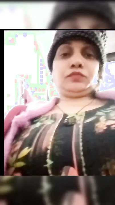 Mature Aunty Peeling Off Her Saree Revealing Huge Ass And Curves