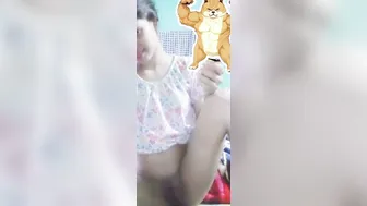 GF Using Veggie To Pleasure Herself During Video Call