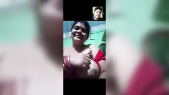 Mature Bhabhi Exposing Her Big Milky Breasts On Video Call