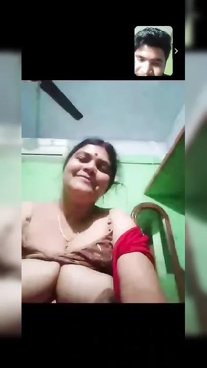 Mature Bhabhi Exposing Her Big Milky Breasts On Video Call