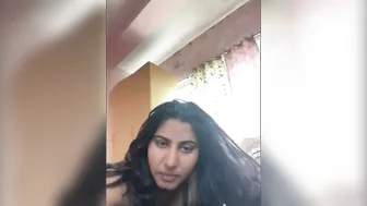 Horny Indian Babe Fingering Her Wet Pussy Completely Naked