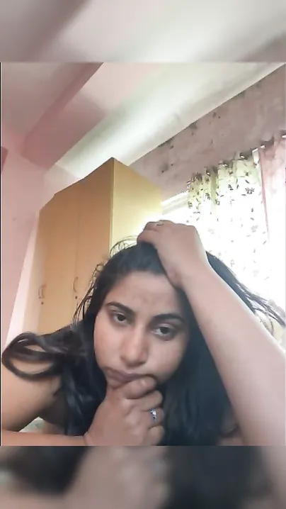 Horny Indian Babe Fingering Her Wet Pussy Completely Naked