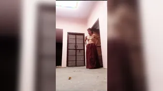 Village Bhabhi Getting Naked On Video Showing Off For Lover