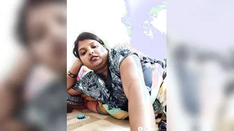 Married Bhabhi Stripping Live Showing Her Wet Pussy On Webcam