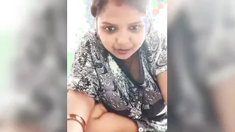 Married Bhabhi Stripping Live Showing Her Wet Pussy On Webcam