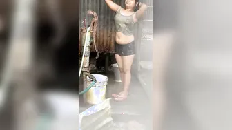 Chubby Bhabhi Bathing Naked Wearing See Through Wet Top At Home