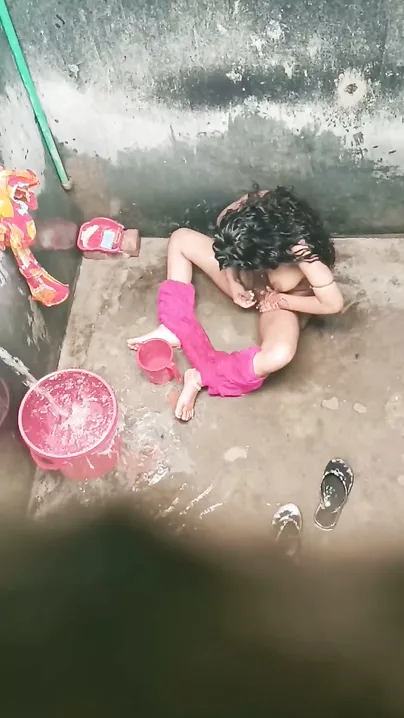 Village Girl Shaving Pussy Before Taking Steamy Bath At Home