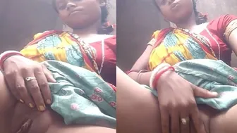 Bhabhi Lifting Saree Showing Her Pink Pussy In Mirror Selfie