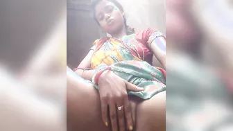 Bhabhi Lifting Saree Showing Her Pink Pussy In Mirror Selfie
