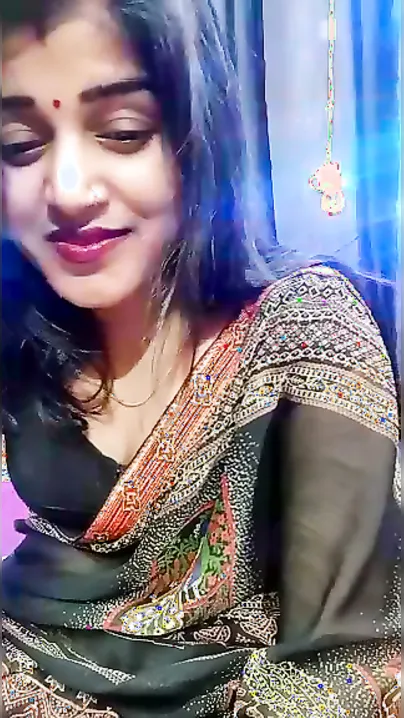 Married Woman Slowly Removing Saree Revealing Her Big Boobs