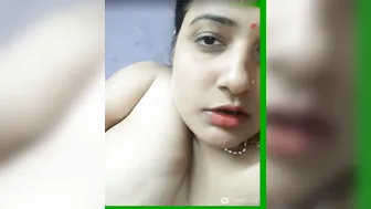 Lactating Aunty Squeezing Milk From Her Heavy Tits On Video Call