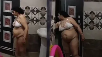 Mature Aunty In Bra Teasing Pussy Before Taking Her Bath Today