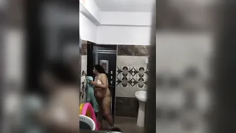 Mature Aunty In Bra Teasing Pussy Before Taking Her Bath Today