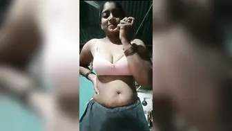 Tamil GF Using Carrot To Pleasure Herself On Camera