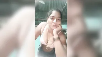 Tamil GF Using Carrot To Pleasure Herself On Camera