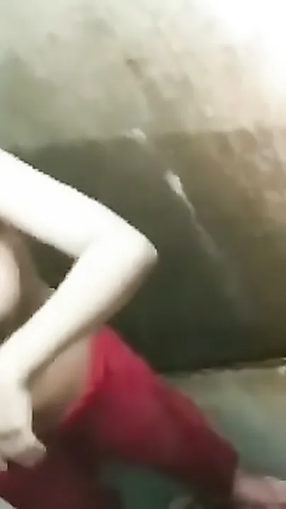 Catching My Sister Bathing Naked And Filming Her Wet Body
