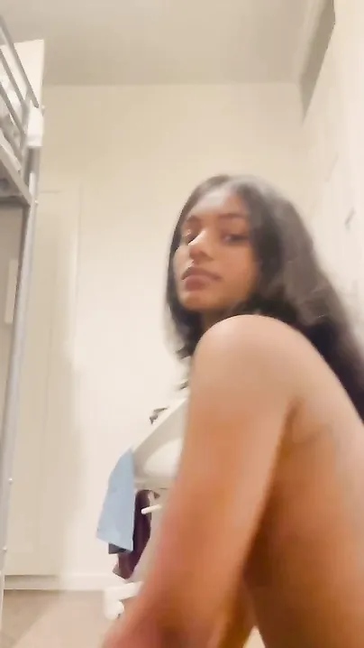 Naked GF Showing Her Tight Asshole And Pussy On Cam