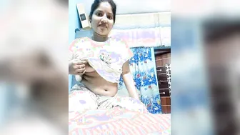 Married Bhabhi With Round Ass Naked Chatting Showing Pussy