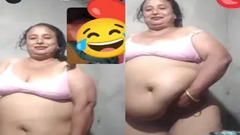 Aunty Spreading Her Thick Pussy Lips During Late Night Video Call