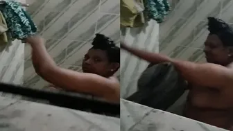 Catching Mature Aunty Bathing Naked In Her Bathroom At Home