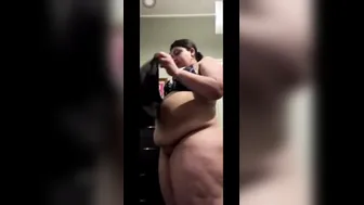 Thick Indian Milf Oiling Up Her Nude Curves On Video Call