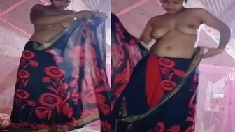 Village Wife Revealing Her Big Boobs Wearing Saree At Home