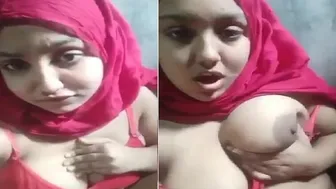 Muslim GF Removing Hijab And Bra Showing Boobs On Cam