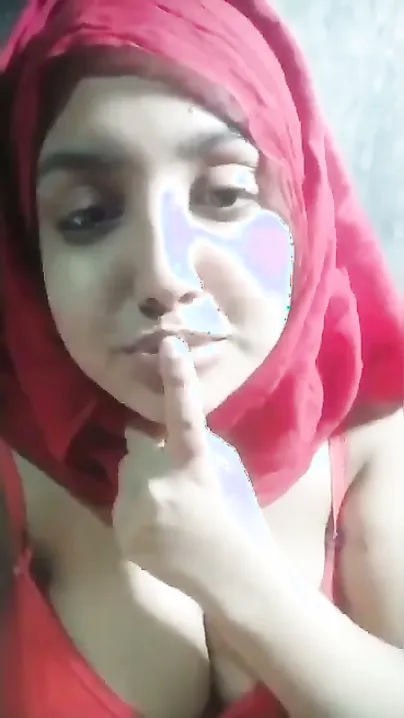 Muslim GF Removing Hijab And Bra Showing Boobs On Cam