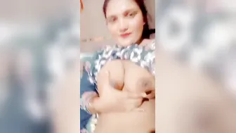 Shy Pakistani Wife Flashing Her Bare Boobs In Private Selfie