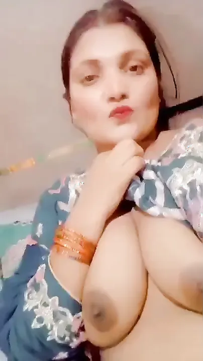 Shy Pakistani Wife Flashing Her Bare Boobs In Private Selfie
