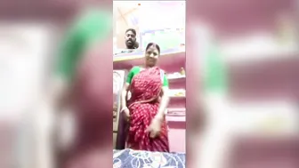 Village Aunty Lifting Saree Showing Naked Pussy Going Viral