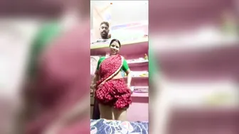 Village Aunty Lifting Saree Showing Naked Pussy Going Viral