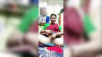 Village Aunty Lifting Saree Showing Naked Pussy Going Viral