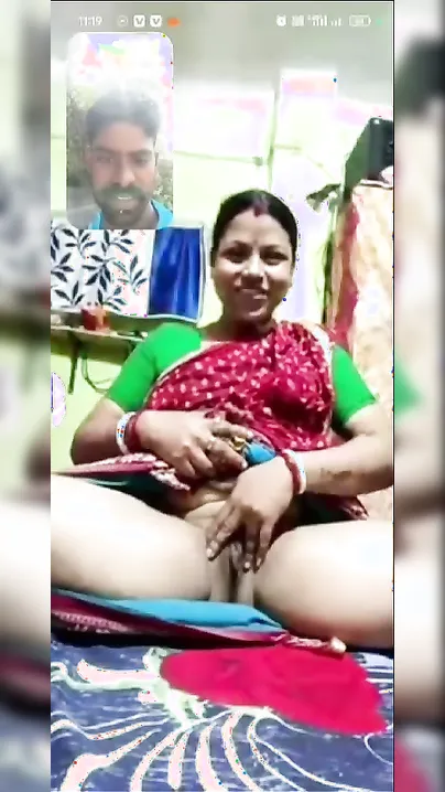 Village Aunty Lifting Saree Showing Naked Pussy Going Viral
