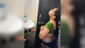 Slim Aunty Unwrapping Her Saree Filming Her Private Bathing Time