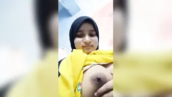 Desi Babe Flashing Her Massive Round Melons On Camera For Me