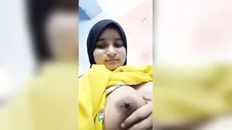 Desi Babe Flashing Her Massive Round Melons On Camera For Me